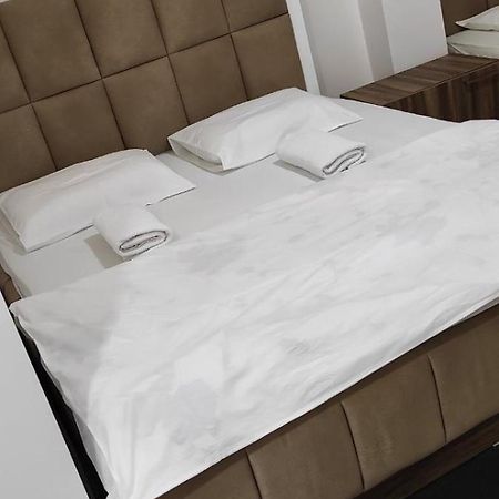 Hotel Heimli Pristina Kültér fotó